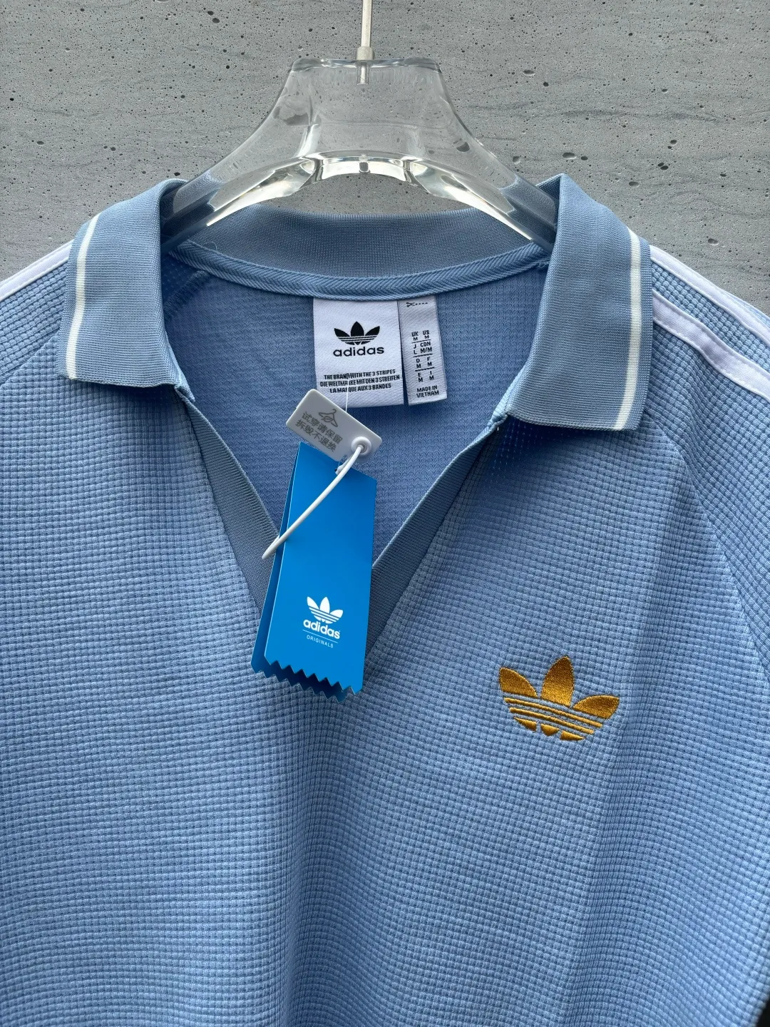 Chip version 𝟬𝟱𝟰𝟰𝟳# Exclusive real shot/difference between various stolen pictures and online picture versions on the market [𝗔𝗱𝗶𝗱𝗮𝘀Adidas clover chest embroidery for men and women Same Style𝗩 collar short sleeves] ✅Full set of 1:1 customized accessories ➕Customized three-label ➕𝗬𝘂𝗮𝗻 version hang tag ➕𝗹𝗼𝗴𝗼 packaging bag🔥 ➕Scan the tag to enter the official website. ✅Top Original version, ins Xiaohongshu Dewu Kuaishou and many bloggers wear it. ✅Adidas is a rare V-neck with no buttons, personalized setting and generous temperament, showing the elegance at a glance. ✅Three standards are customized with 270g waffle original Authentic custom-made imported fabrics for the watch, and the overall tailoring adopts three-dimensional structure tailoring! Ergonomically designed, more flexible when wearing! The cut is streamlined and streamlined, allowing you to move flexibly with your body! Integrates functionality, beauty and durability! Suitable for business, travel, leisure and many other occasions! ⭕The high version of the best products🐮is different from the junk products in the market🗯️The same picture but different prices means different versions. ❌Don’t be fooled by the same copywriters and pirated pictures from outside that mix and distribute high-luxury pictures at low prices. After comparing the quality, you will know where the gap is. Don’t lie. I don’t guarantee that my products are the cheapest, but I definitely guarantee that they are worth every penny of your hard-earned money! ‼ ️We don’t slash prices or lower prices, we supply products with care and only make high-end versions!!! Breasts Jimei must see the details of my home clearly, the pictures of my home are all taken by the owner himself❤️ Color: Light Blue. Size S-XXL